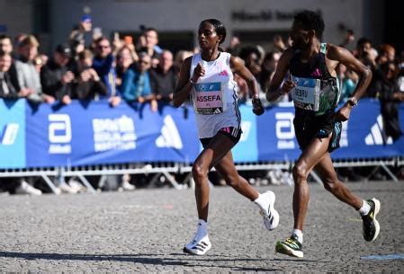Kipchoge sigue ganando; Assefa revienta el récord femenino: 2h11m53s