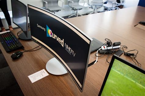 Samsung's new curved monitors are prime for gamers - CNET