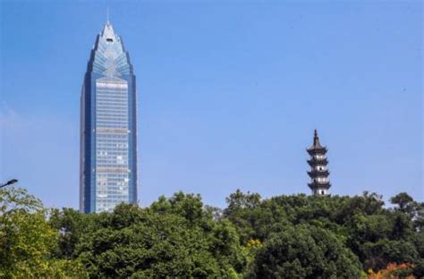 “穿”上彩衣的巽山塔与世贸中心大厦同框 仿佛穿越了百年-新闻中心-温州网