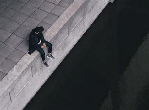 一个人落寞的图片一个人落寞的背影图片2022已更新今日热点