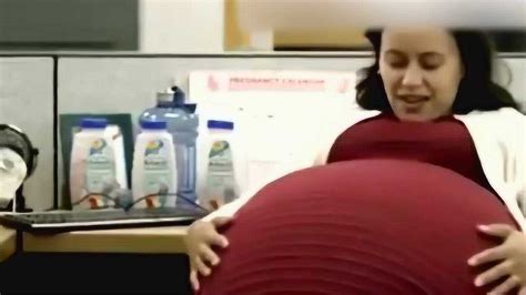 孕妇怀孕十个月挺着大肚子还要上班，五胞胎孕妈却不知道宝爸是谁