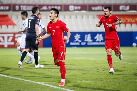 中国足球队:我们会更加努力_东方体育