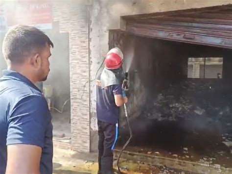 A sudden fire broke out in Farsan's shop | ફરસાણની દુકાનમાં અચાનક આગ ...
