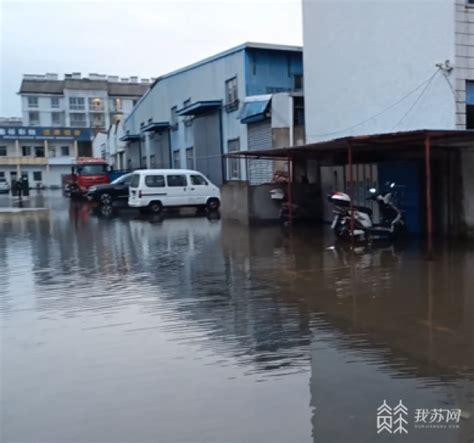 暴雨造成泰州多地积水 消防紧急排涝解民忧