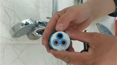花洒漏水怎么处理方法（分享淋浴喷头漏水修复的小窍门）-满趣屋