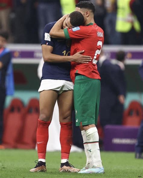 Mbappe and Hakimi hugging : r/Hornyjail