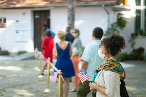 Line of People Voting 的图像结果