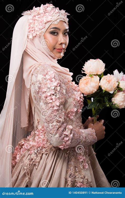 Muslim Arabic Bride in Lace Bead Wedding Dress Stock Image - Image of india, hindu: 140450891