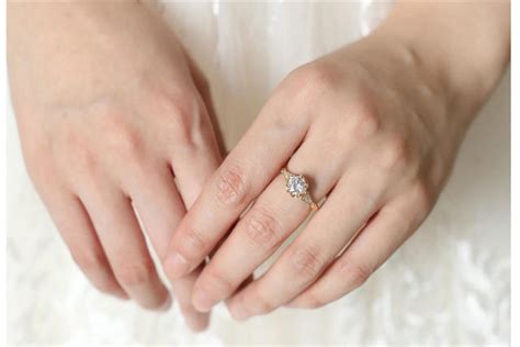 戒指戴在中指上表示什么意思【婚礼纪】