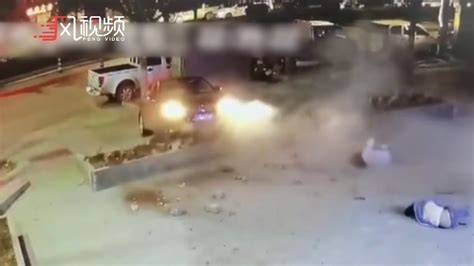 云南一轿车冲上人行道撞4人 其中有一名孕妇_凤凰网视频_凤凰网