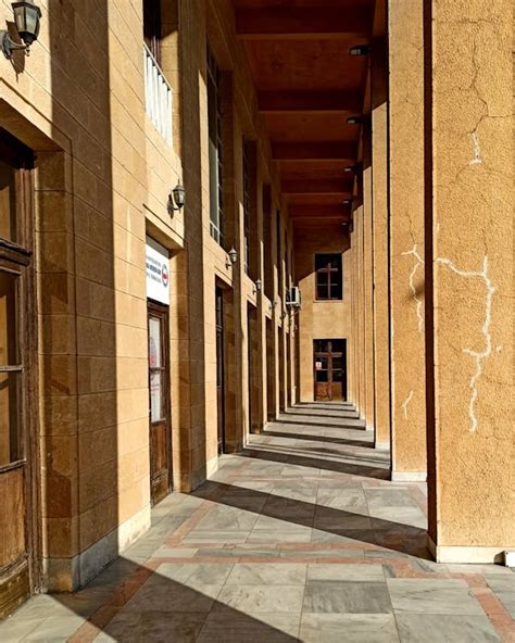 Collum Inside Building 的图像结果