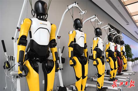 武汉有了人形机器人“学校” ，“人形机器人进家庭，这是第一步” - 武汉市人民政府门户网站