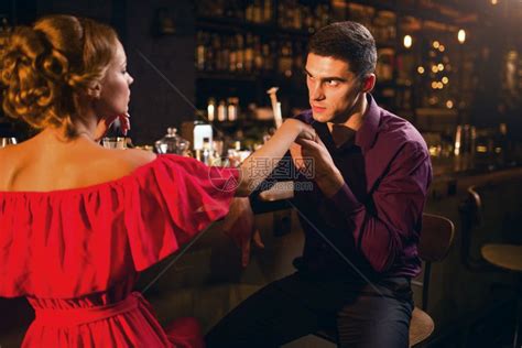 在酒吧柜台在浪漫约会的男女高清图片下载-正版图片302598934-摄图网