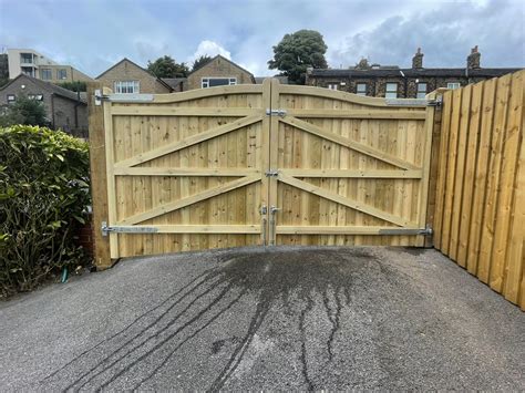 Swan Neck Driveway or Pedestrian Gate | Dickson Timber Harrogate