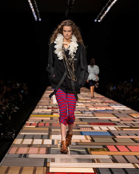 Women's Spring-Summer 2025 Show | LOUIS VUITTON