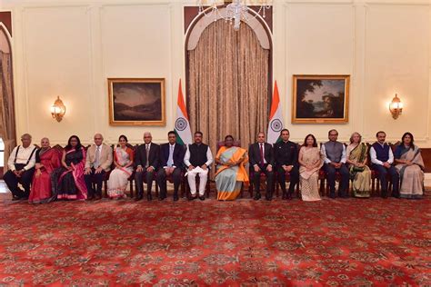 A group of eminent Alumni/Benefactors called on the President of India ...