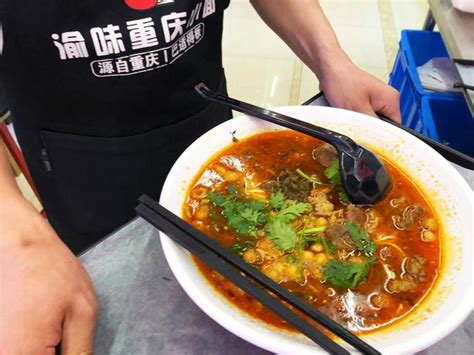 重庆“奇葩”小面鉴赏：从青红汤各半的鸳鸯面，到北欧味的韭菜叶 - 哔哩哔哩