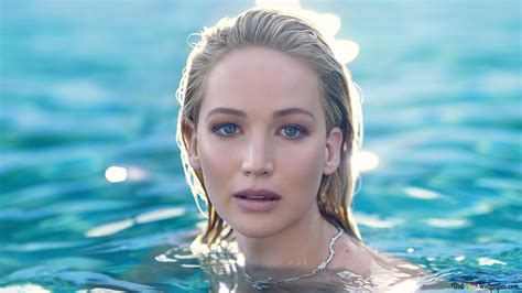 Jennifer Lawrence swimming in the pristine water 2K wallpaper download