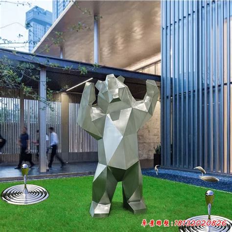 不锈钢几何爬墙熊雕塑-商场地产售楼处门头装饰几何熊-曲阳央美园林雕塑有限公司