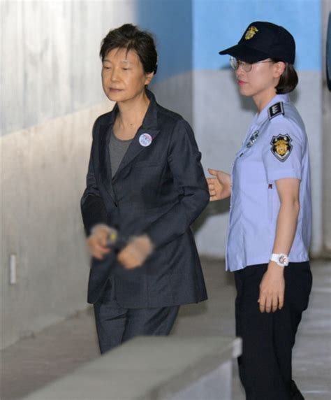 朴槿惠出席第71场公审 伸手掏口袋还跟狱警说话(图)_凤凰资讯
