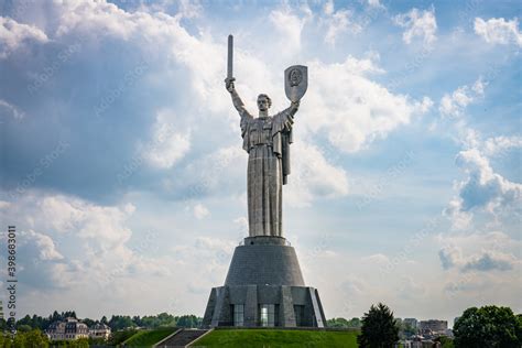 Foto de Kiev / Ukraine - May 2019: The famous Motherland Monument also ...