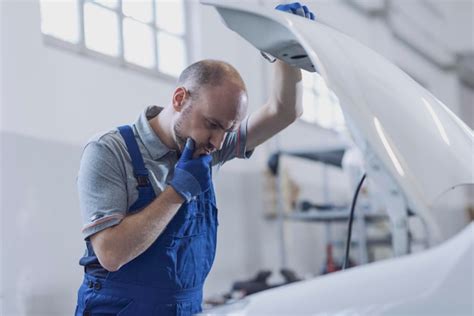 Professional mechanic doing a car inspection | Premium Photo