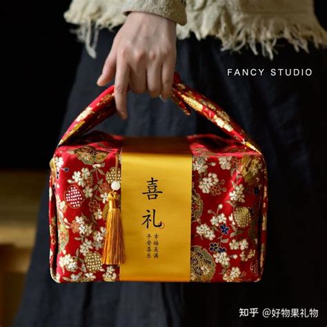 订婚礼物用什么包最新素材