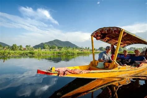 https://houseboatambassador.com/wp-content/uploads/2017/08/Shikara-ride-dal-lake.jpg