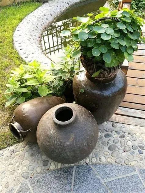 家里的大水缸就适合养花，装满水放在院子里，轻松打造一个小池塘
