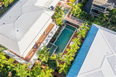 Port Douglas Hotel with Swimming Pool - Balboa Apartments