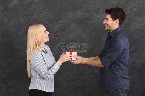 定亲交换什么礼物最新素材