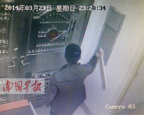 防盗门莫名被砸碎玻璃散一地 砸门者被摄像头拍下-广西新闻网
