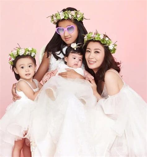 29岁娶了最美的贾静雯, 被嫌弃没生出儿子, 如今前妻带着3个女儿