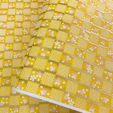 友禅和紙 金ぼかしと鹿の子の市松風に桜 黄色地 大判 約63x93 cm 千代紙 Yuzen dyeing | 森田和紙オンラインショップ《倭紙の店》