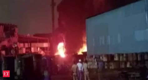 Chemical plant in Surat catches fire, 1 dead - The Economic Times Video ...