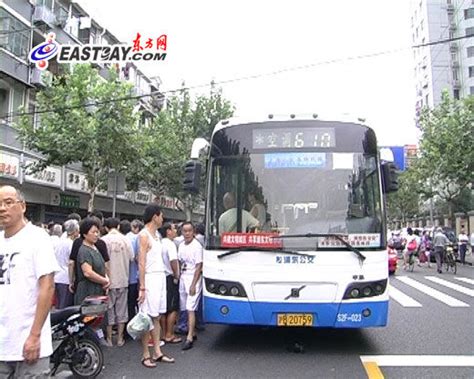 公交女司机鸣笛提示面包车别占道 被打3个耳光-温州财经网-温州网