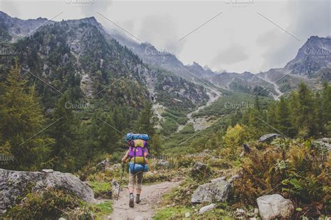 Business People Walking Up Mountain 的图像结果
