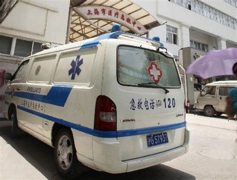 网民称救护车开到外高桥买水果 实为院内转运车_新浪上海