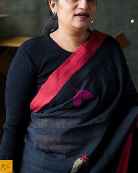 Aarohi - Black & Red Khadi Cotton Handwoven Jamdani Saree – DiscoverDiva