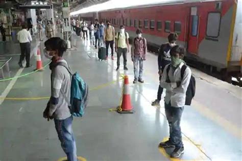सूरत से 1200 मजदूरों को लेकर पहली स्पेशल ट्रेन पहुंची प्रयागराज जंक्शन ...
