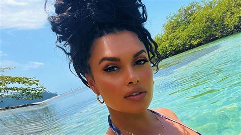 Joy Taylor told to 'stop it right now, it's unreal' in stunning new bikini pic from FOX Sports ...