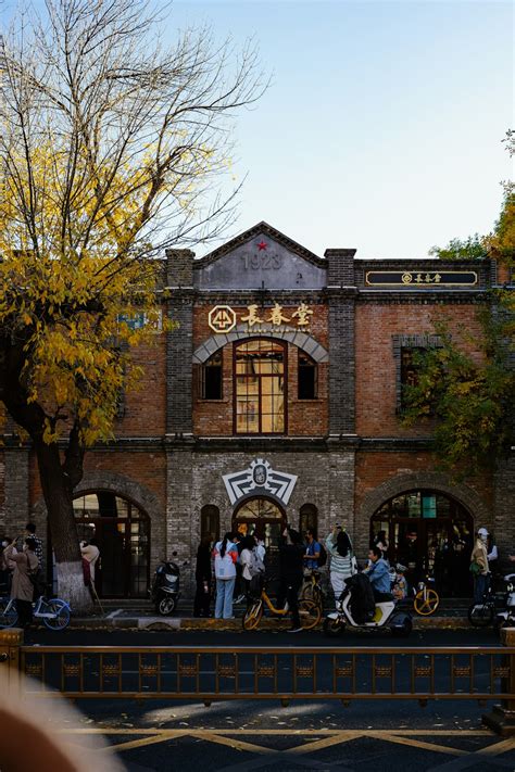 People Standing Outside 的图像结果