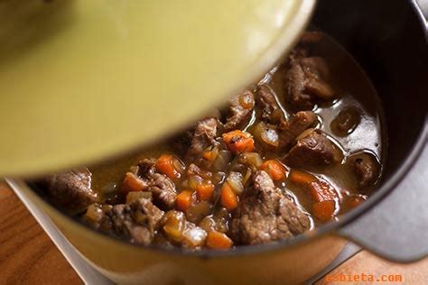 Estofado de ternera con enebro - Recetas de Esbieta