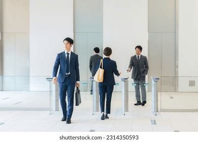 Group of Business People Walking 的图像结果