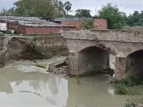 Prayagraj Bridge Tower Collapse: बिजली का तार खींचते समय ब्रिज टावर गिरा