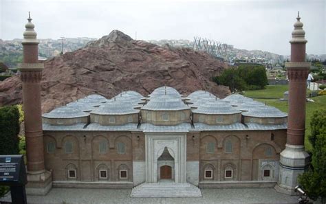 10 Mosques In Netherlands To Take You On A Cultural Retreat!
