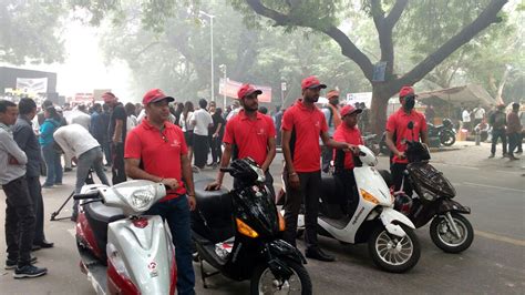 #MyRightToBreathe: Forced out by apocalyptic pollution, Delhiites hit ...