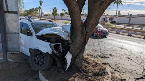 Camioneta se estrella contra árbol en Hermosillo