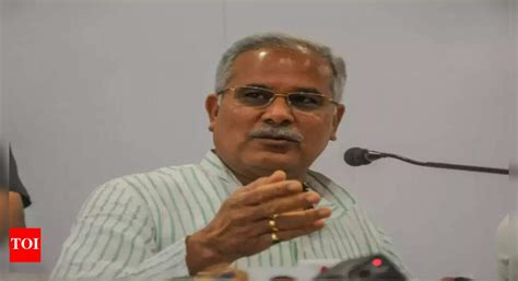 Gulli Danda: Cm Plays Gulli Danda With School Kids | Raipur News ...
