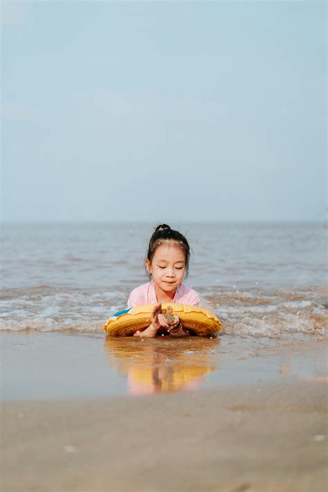 Girls Swim Nature 的图像结果
